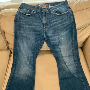 Levis 527